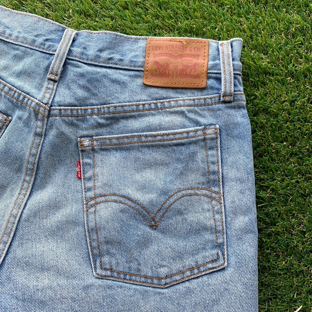 Levi's size 28 Denim Shorts - Picture 3 of 5